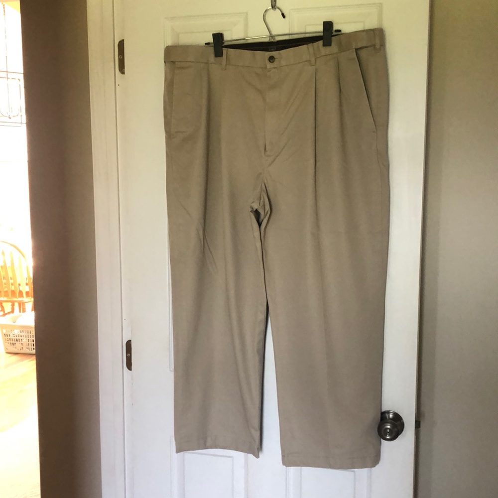 Haggar men’s khakis, size 44X30. Adjustable waist. EUC.